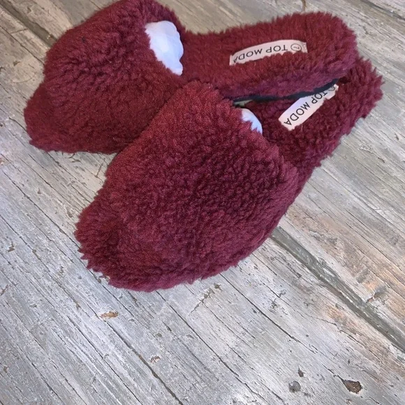Top Moda Burgundy Boucle Fuzzy Slip On Flats or Slippers Hard Soles NEW SIZE 7 - Picture 2 of 5
